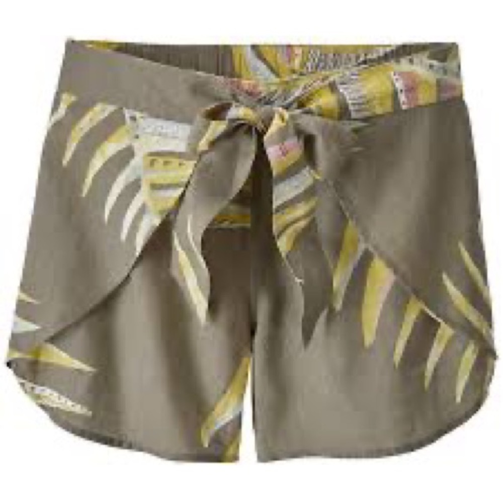 PATAGONIA Garden Island tropical 4” shorts size medium